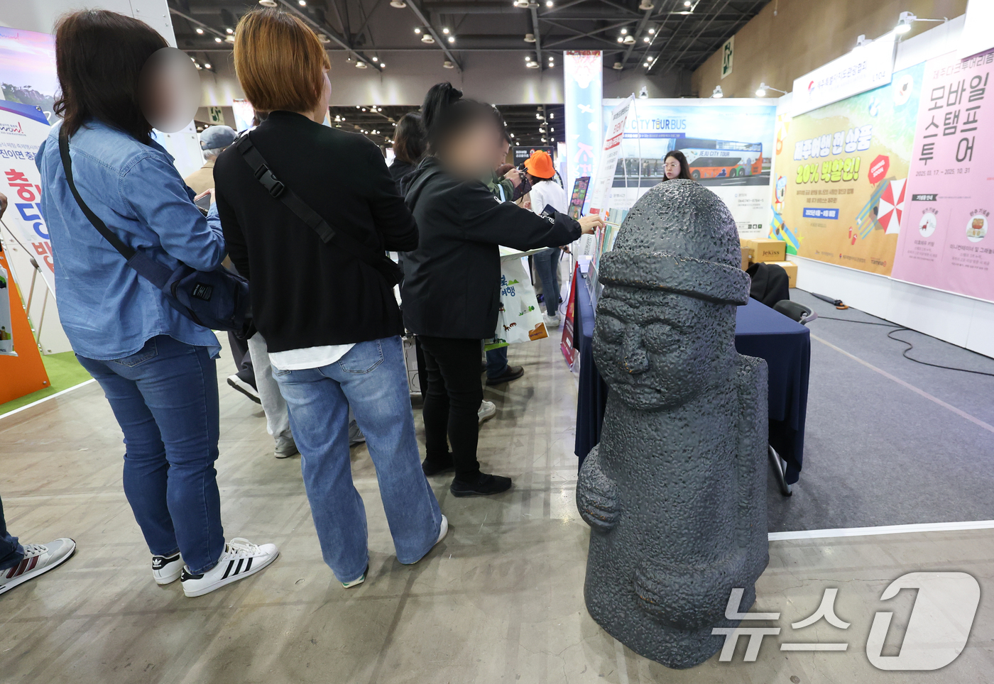 (고양=뉴스1) 허경 기자 = 15일 경기도 고양시 킨텍스에서 열린 ‘메가쇼 2025 시즌 1’에서 관람객들이 부스를 둘러보고 있다.트래블쇼 2025, 팔도밥상페어 특별관도 함께 …