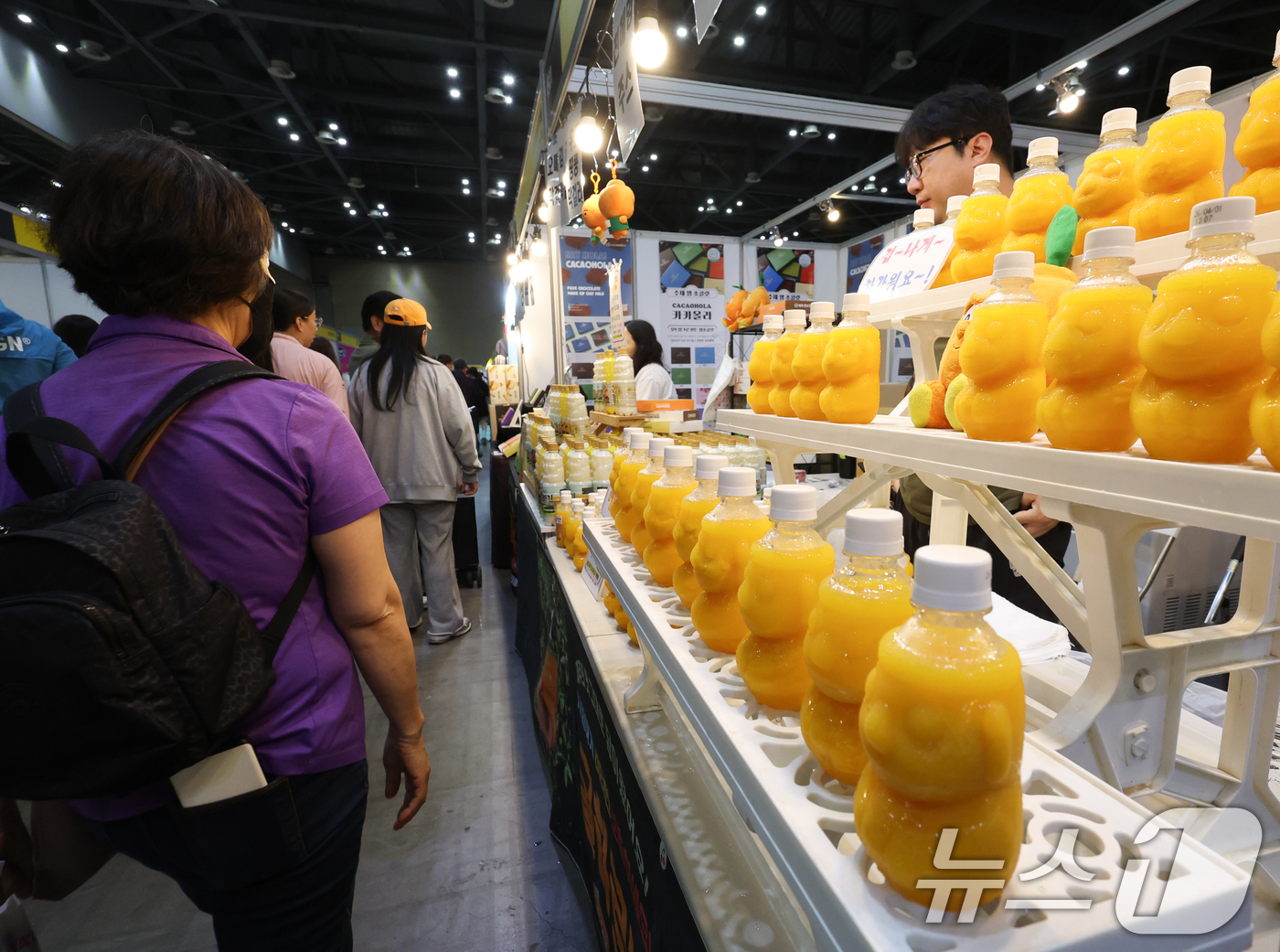 (고양=뉴스1) 허경 기자 = 15일 경기도 고양시 킨텍스에서 열린 ‘메가쇼 2025 시즌 1’에서 관람객들이 부스를 둘러보고 있다.트래블쇼 2025, 팔도밥상페어 특별관도 함께 …