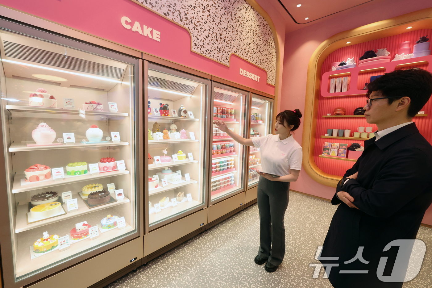 (서울=뉴스1) 황기선 기자 = 15일 서울 강남구 배스킨라빈스 청담점에서 열린 '오픈 미디어데이'에서 직원이 매장을 소개하고 있다.오는 16일 정식 오픈하는 배스킨라빈스 청담점에 …