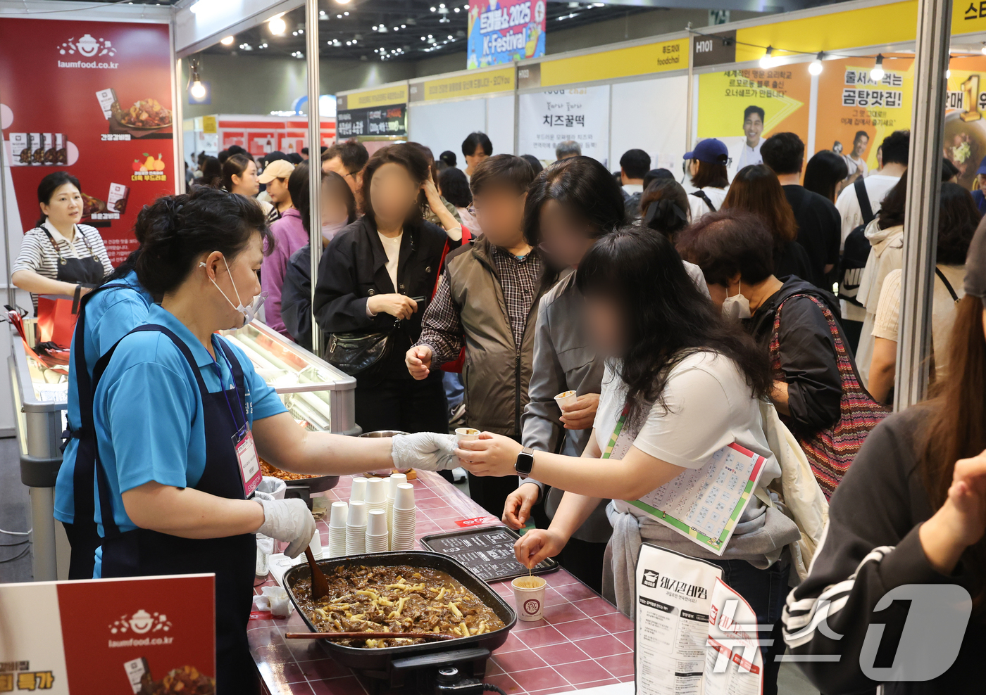 (고양=뉴스1) 허경 기자 = 15일 경기도 고양시 킨텍스에서 열린 ‘메가쇼 2025 시즌 1’에서 관람객들이 부스를 둘러보고 있다.트래블쇼 2025, 팔도밥상페어 특별관도 함께 …