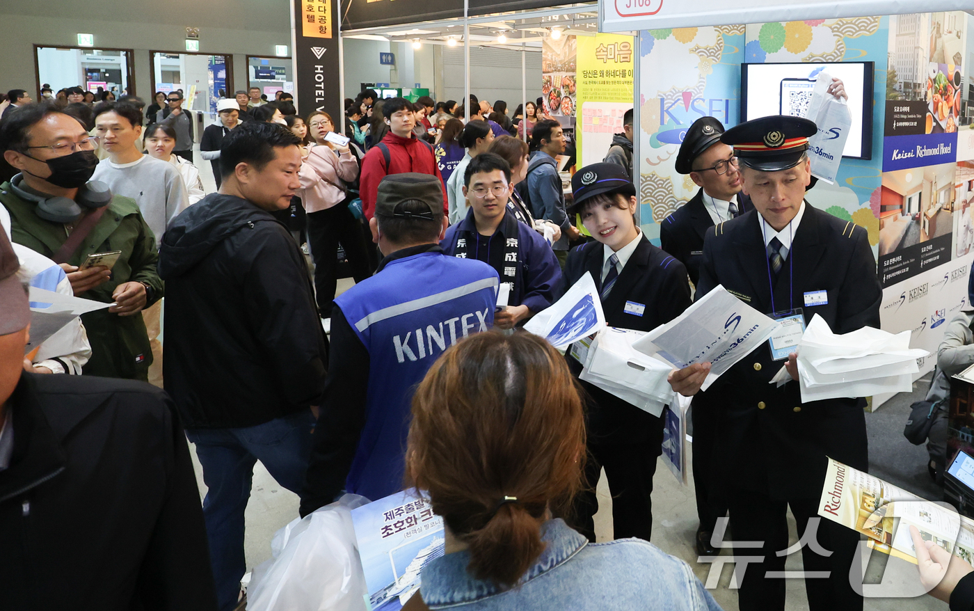 (고양=뉴스1) 허경 기자 = 15일 경기도 고양시 킨텍스에서 열린 ‘메가쇼 2025 시즌 1’ 게이세이 전철 부스에서 관계자들이 안내책자를 나눠주고 있다.트래블쇼 2025, 팔도 …