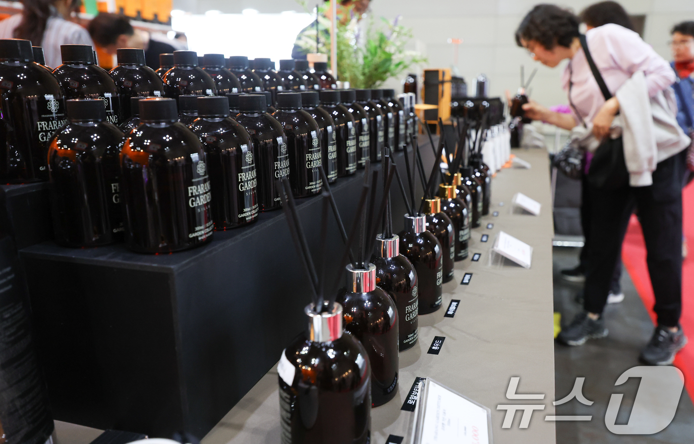 (고양=뉴스1) 허경 기자 = 15일 경기도 고양시 킨텍스에서 열린 ‘메가쇼 2025 시즌 1’에서 관람객들이 부스를 둘러보고 있다.트래블쇼 2025, 팔도밥상페어 특별관도 함께 …