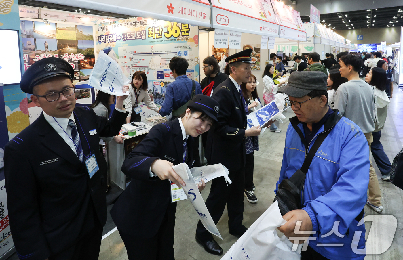 (고양=뉴스1) 허경 기자 = 15일 경기도 고양시 킨텍스에서 열린 ‘메가쇼 2025 시즌 1’ 게이세이 전철 부스에서 관계자들이 안내책자를 나눠주고 있다.트래블쇼 2025, 팔도 …