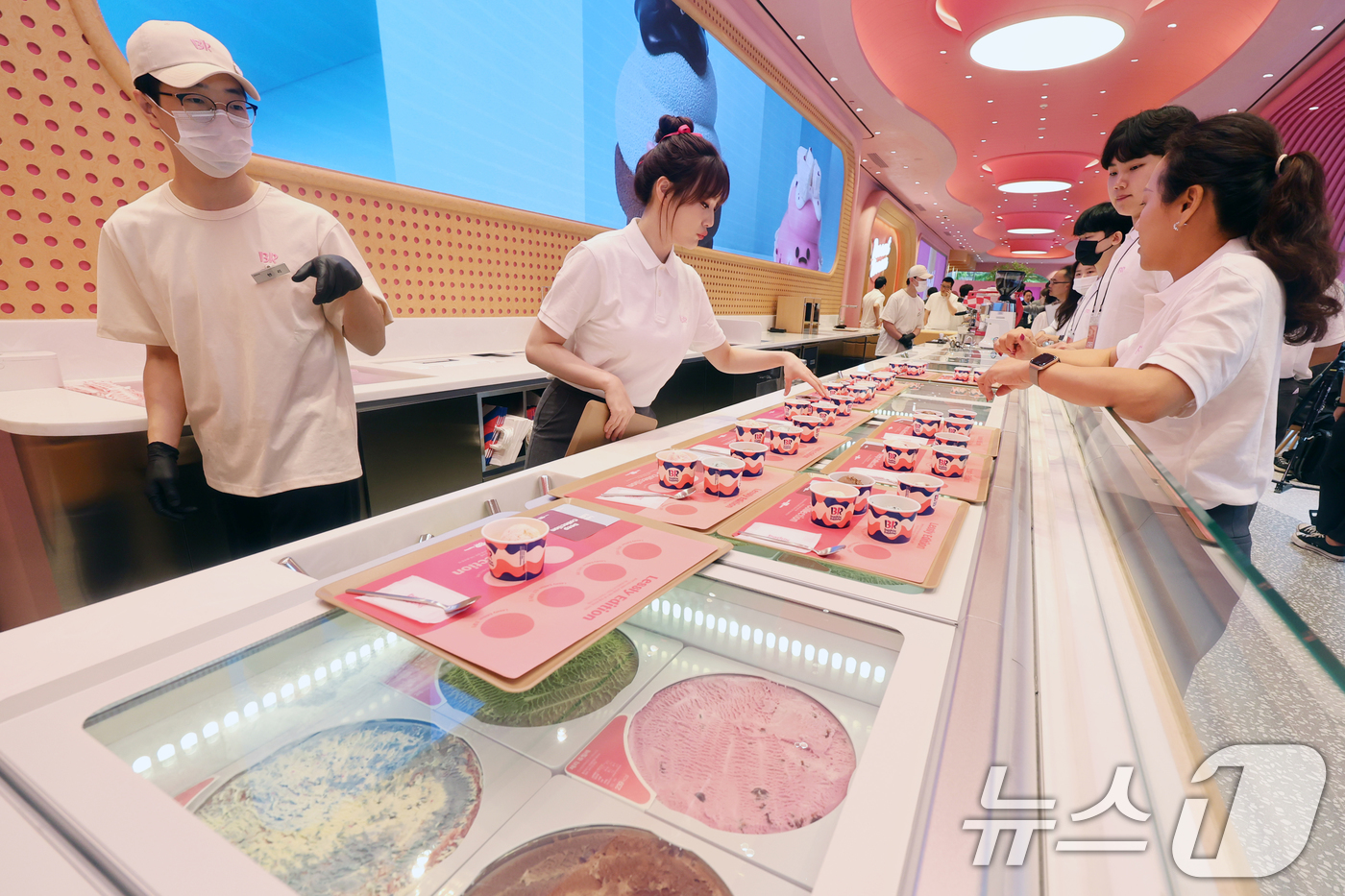 (서울=뉴스1) 황기선 기자 = 15일 서울 강남구 배스킨라빈스 청담점에서 열린 '오픈 미디어 데이'에서 직원이 시식제품을 준비하고 있다.오는 16일 정식 오픈하는 배스킨라빈스 청 …