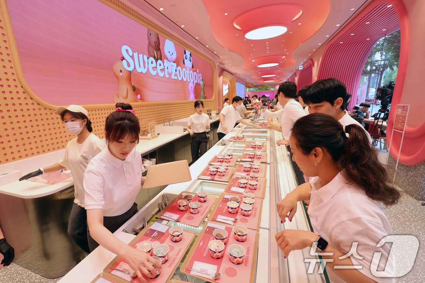 본문 이미지 - 15일 서울 강남구 배스킨라빈스 청담점에서 열린 &#39;오픈 미디어데이&#39;에서 직원이 시식제품을 준비하고 있다. 오는 16일 정식 오픈하는 배스킨라빈스 청담점에서는 첫 프로젝트로 프리미엄 아이스크림 &#39;딥 콜렉션&#39;, 기능성 라인업 &#39;레슬리 에디션&#39; 등의 제품들을 선보인며, 디저트 제조 과정을 볼 수 있는 &#39;디저트 테라스&#39; 코너를 마련했다. 2025.5.15/뉴스1 ⓒ News1 황기선 기자