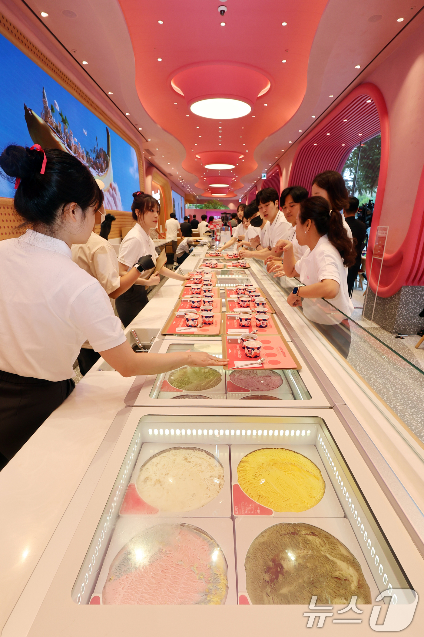 (서울=뉴스1) 황기선 기자 = 15일 서울 강남구 배스킨라빈스 청담점에서 열린 '오픈 미디어 데이'에서 직원이 시식제품을 준비하고 있다.오는 16일 정식 오픈하는 배스킨라빈스 청 …