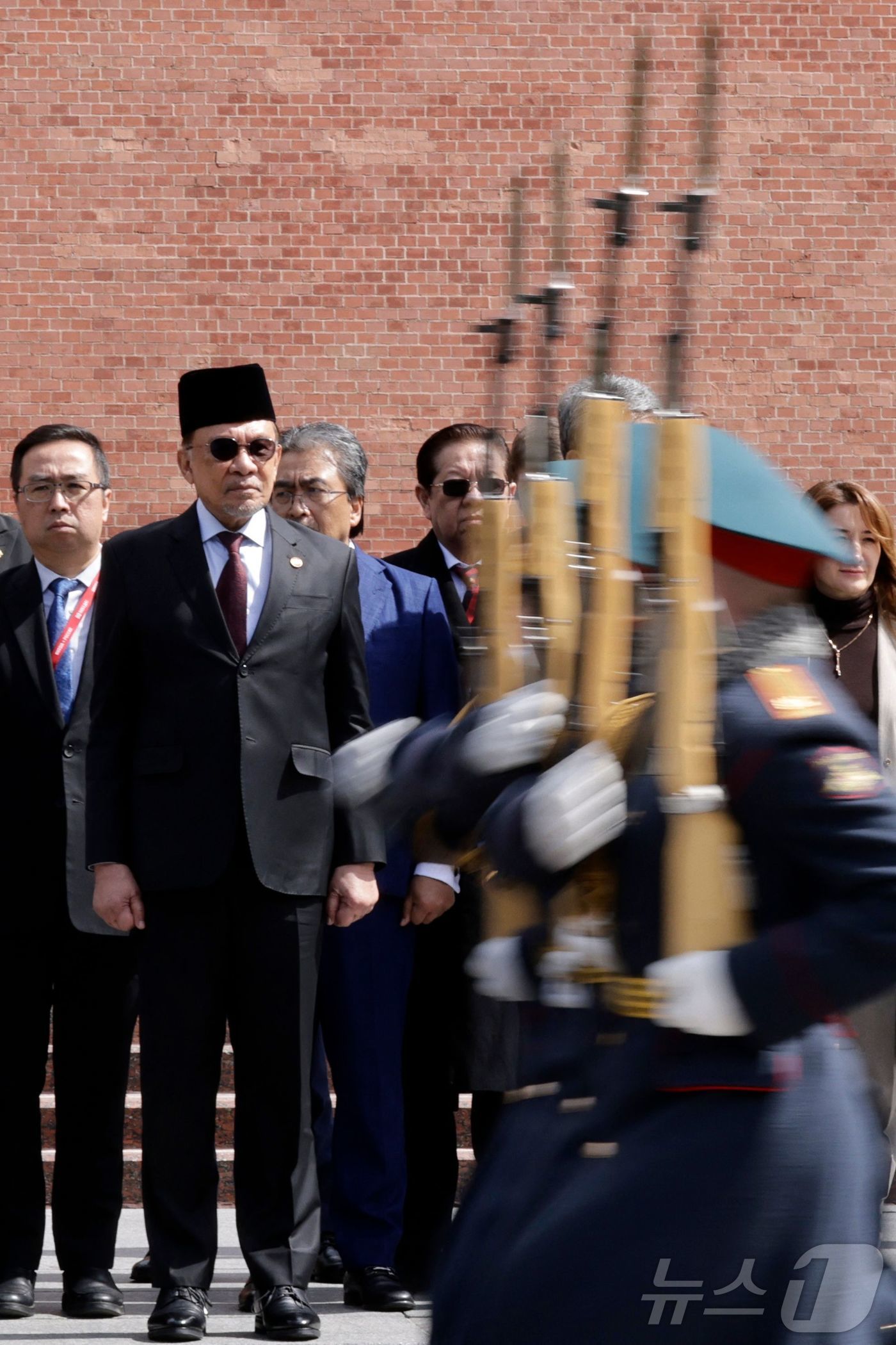 (모스크바 AFP=뉴스1) 우동명 기자 = 안와르 이브라힘 말레이시아 총리가 14일(현지시간) 모스크바 크렘린 벽 인근에 있는 무명 용사의 묘 헌화식에 도착을 하고 있다. 2025 …