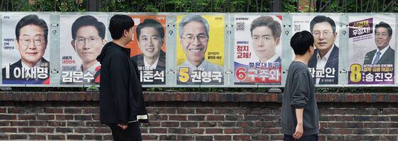 21대 대통령 선거 후보자 선거벽보 부착