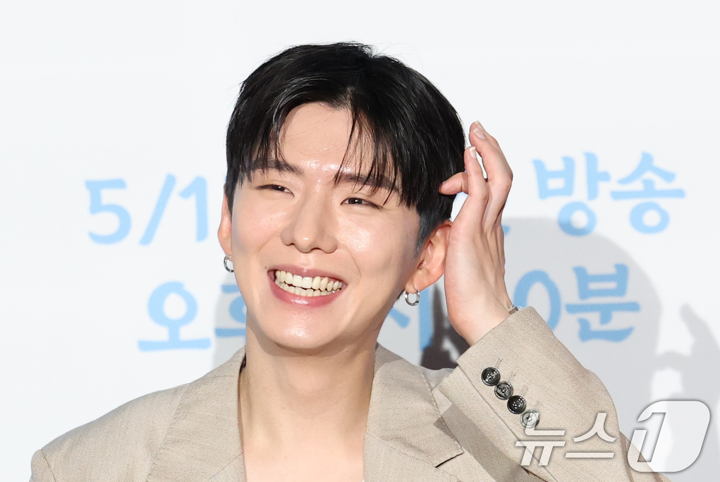 (서울=뉴스1) 권현진 기자 = 몬스타엑스 기현이 15일 오전 서울 종로구 광화문 씨네큐브에서 열린 티캐스트 E채널 예능프로그램 '류학생 어남선' 제작발표회에 참석해 수줍은 미소를 …