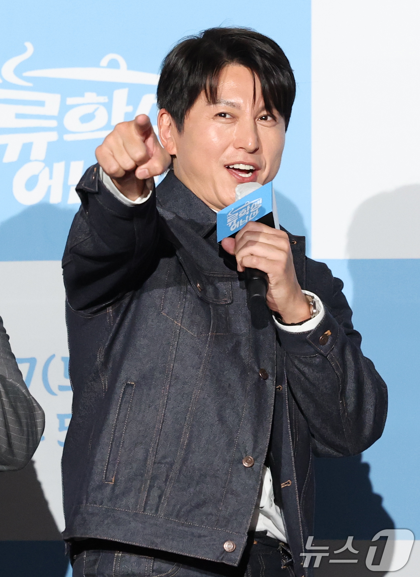 (서울=뉴스1) 권현진 기자 = 배우 류수영이 15일 오전 서울 종로구 광화문 씨네큐브에서 열린 티캐스트 E채널 예능프로그램 '류학생 어남선' 제작발표회에 참석해 인사를 하고 있다 …