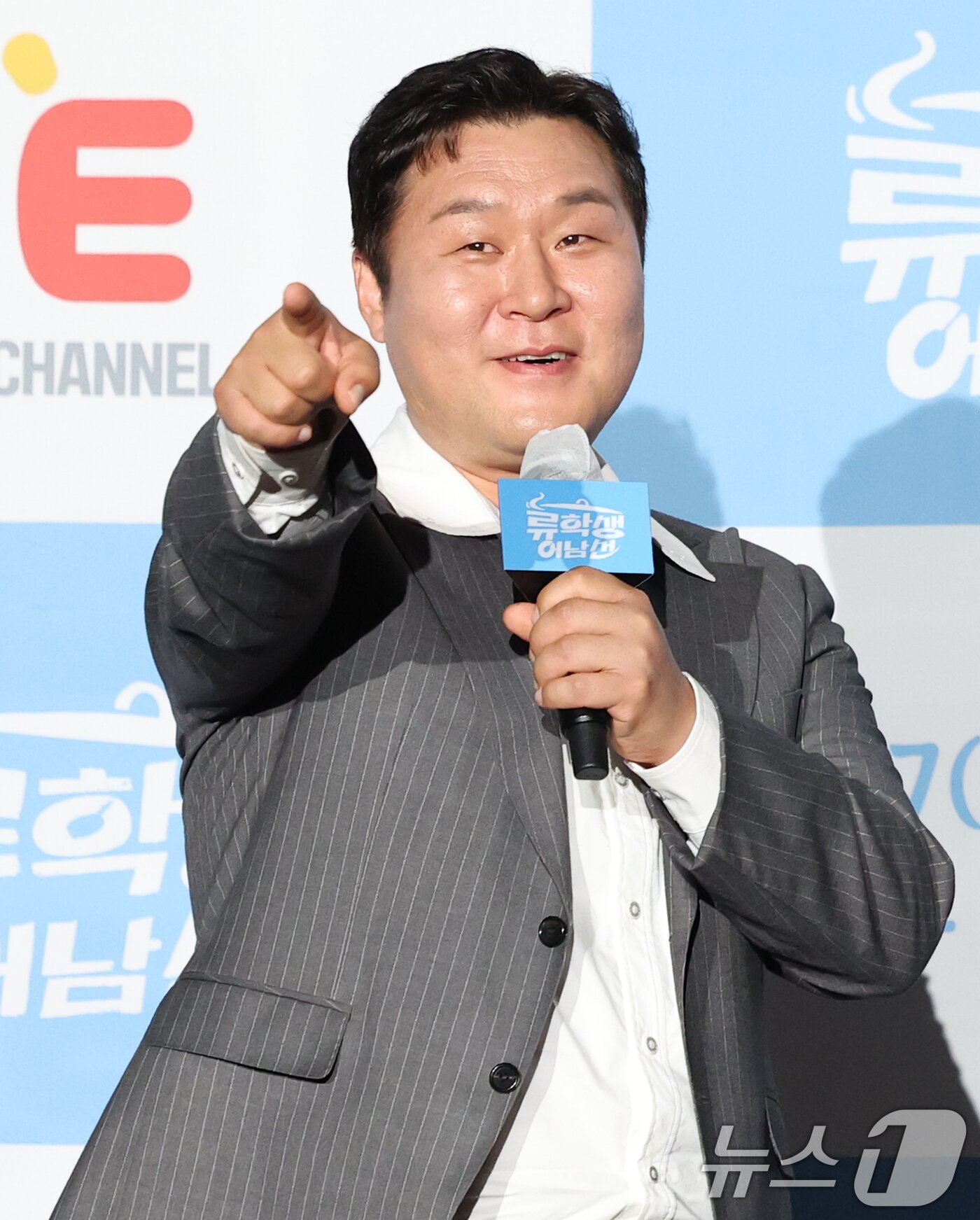 본문 이미지 - 배우 윤경호가 15일 오전 서울 종로구 광화문 씨네큐브에서 열린 티캐스트 E채널 예능프로그램 '류학생 어남선' 제작발표회에 참석해 인사를 하고 있다. '류학생 어남선'은 먹고 배우고 완성하라는 슬로건으로 류수영, 윤경호, 기현이 함께 현지로 떠나 세계의 낯선 요리를 배우고 해외의 '킥'을 넣어 요리를 완성하는 예능 프로그램이다. 2025.5.15/뉴스1 ⓒ News1 권현진 기자