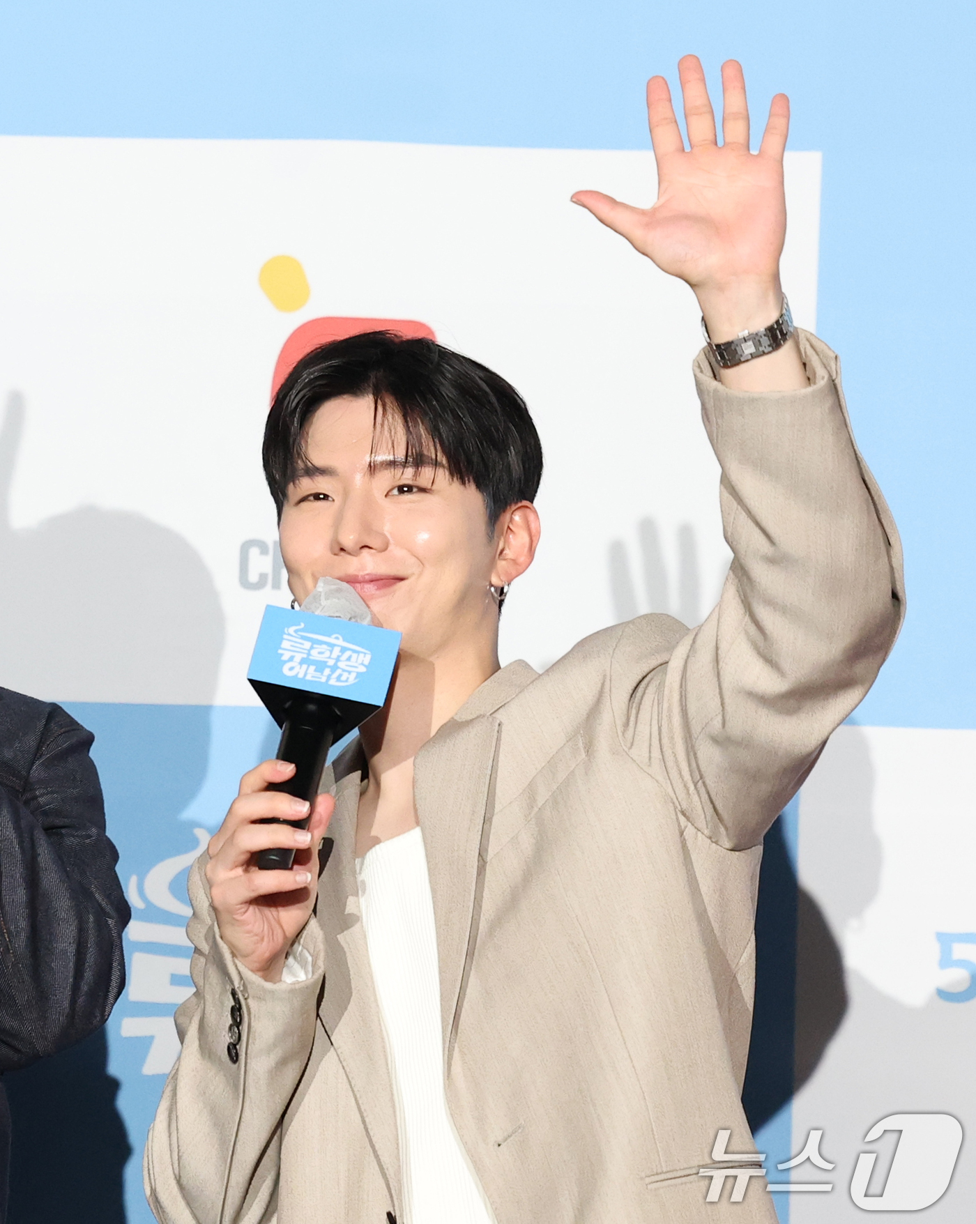 (서울=뉴스1) 권현진 기자 = 몬스타엑스 기현이 15일 오전 서울 종로구 광화문 씨네큐브에서 열린 티캐스트 E채널 예능프로그램 '류학생 어남선' 제작발표회에 참석해 인사를 하고 …