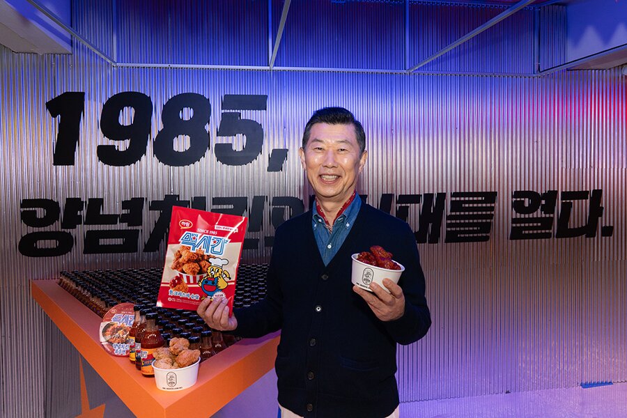 본문 이미지 -  김홍국 하림 회장이 15일 서울 성동구 하림 맥시칸 론칭 팝업스토어 '장하다 하림 맥시칸'에서 신제품을 들고 포즈를 취하고 있다. (하림 제공)