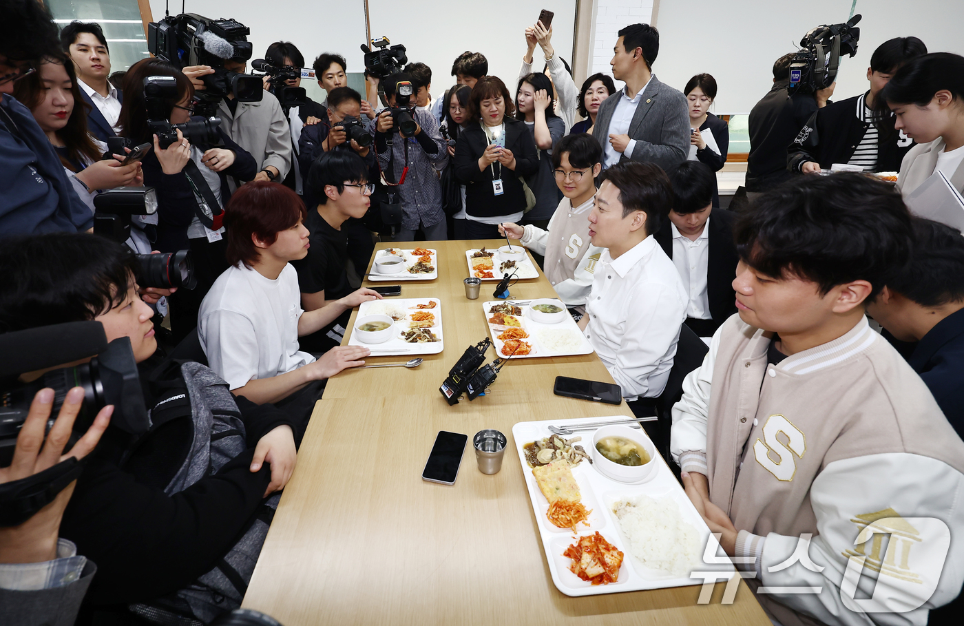 (서울=뉴스1) 김민지 기자 = 이준석 개혁신당 대통령 후보가 15일 서울 서초구 서울교육대학교를 찾아 학생들과 학식을 먹으며 대화하고 있다. 2025.5.15/뉴스1