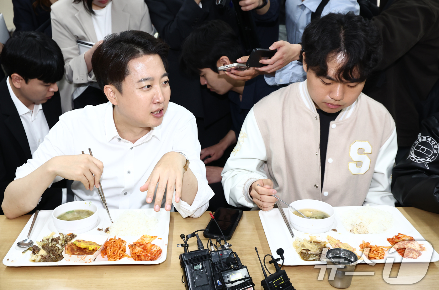 (서울=뉴스1) 김민지 기자 = 이준석 개혁신당 대통령 후보가 15일 서울 서초구 서울교육대학교를 찾아 학생들과 학식을 먹으며 대화하고 있다. 2025.5.15/뉴스1