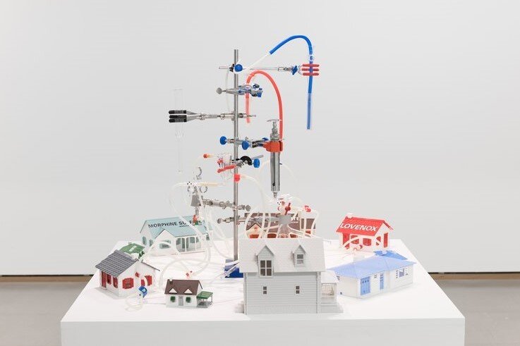 본문 이미지 - 판테하 아바레시, 닫힌 시스템, 2023, 폴리스티렌, 라텍스, 실리콘, 주철, 스테인리스 스틸, 비닐, 유리, 의료용품, 가변 크기 (국립현대미술관 제공)