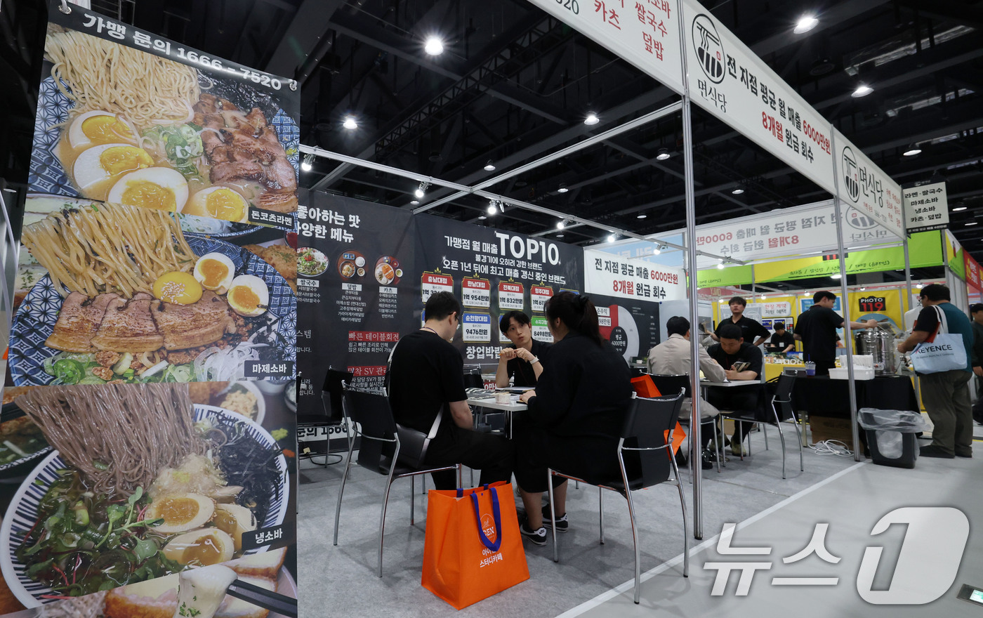 (서울=뉴스1) 박세연 기자 = 15일 서울 강서구 코엑스 마곡에서 열린 ‘제78회 프랜차이즈 창업박람회 2025’를 찾은 예비창업자들이 창업상담을 받고 있다.프랜차이즈 가맹본사와 …