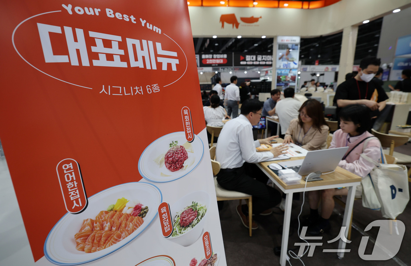 (서울=뉴스1) 박세연 기자 = 15일 서울 강서구 코엑스 마곡에서 열린 ‘제78회 프랜차이즈 창업박람회 2025’를 찾은 예비창업자들이 창업상담을 받고 있다.프랜차이즈 가맹본사와 …