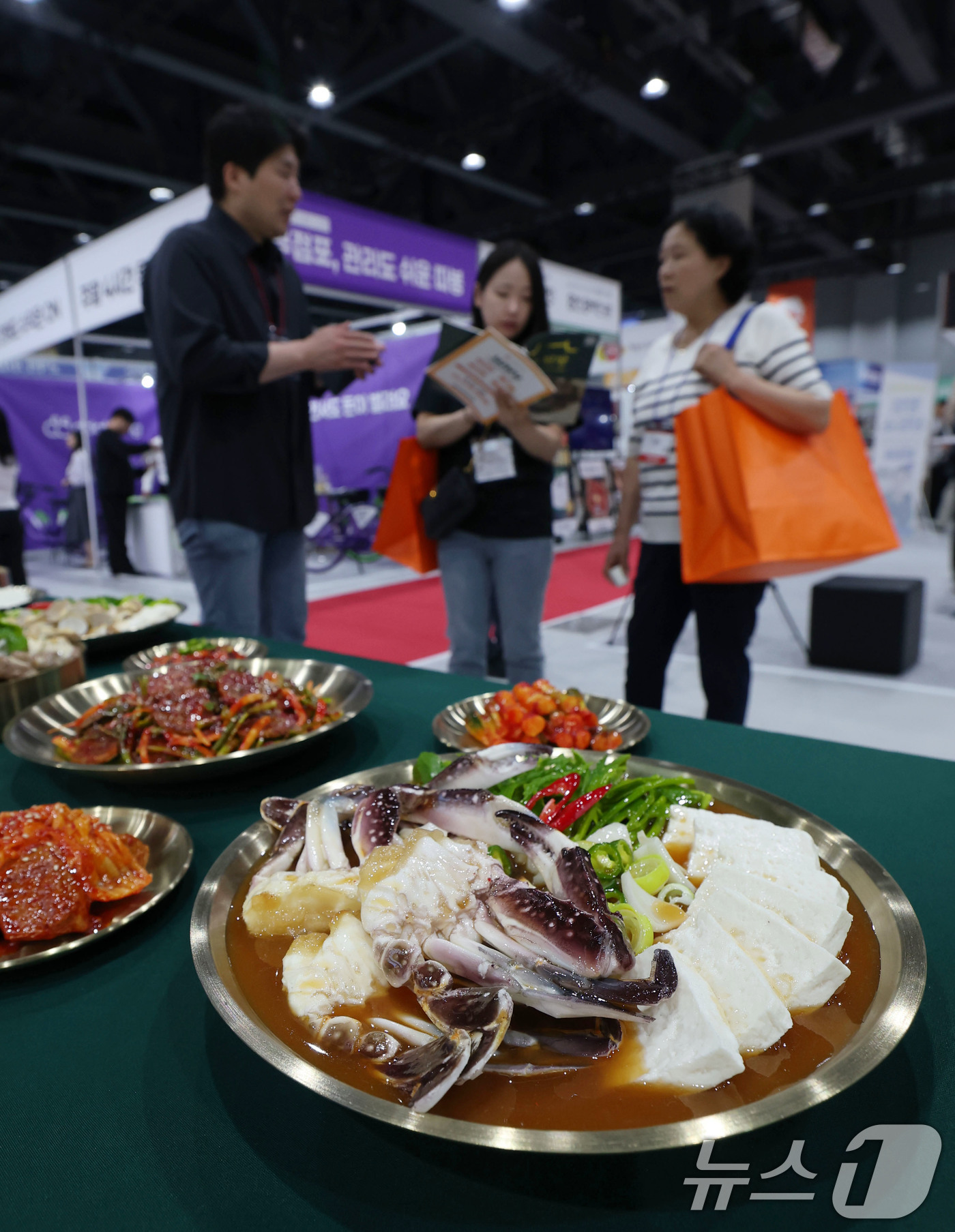 (서울=뉴스1) 박세연 기자 = 15일 서울 강서구 코엑스 마곡에서 열린 ‘제78회 프랜차이즈 창업박람회 2025’를 찾은 예비창업자들이 창업상담을 받고 있다.프랜차이즈 가맹본사와 …