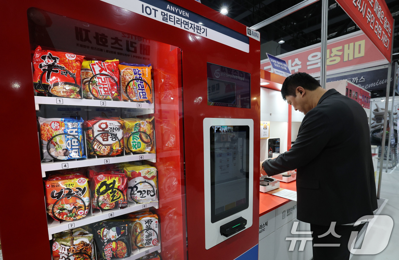 (서울=뉴스1) 박세연 기자 = 15일 서울 강서구 코엑스 마곡에서 열린 ‘제78회 프랜차이즈 창업박람회 2025’를 찾은 예비창업자가 무인라면자판기를 살펴보고 있다.프랜차이즈 가 …