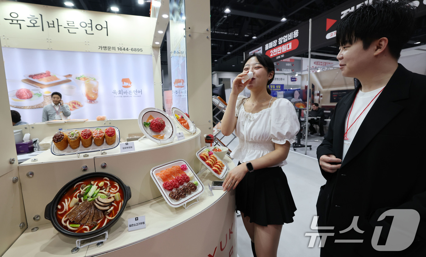 (서울=뉴스1) 박세연 기자 = 15일 서울 강서구 코엑스 마곡에서 열린 ‘제78회 프랜차이즈 창업박람회 2025’를 찾은 관람객들이 한 음식 프랜차이즈부스에서 시식을 하고 있다. …