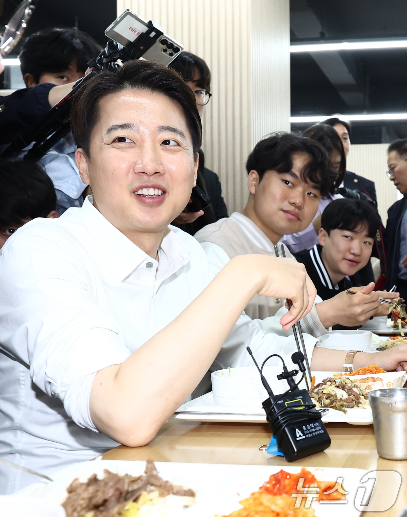 (서울=뉴스1) 김민지 기자 = 이준석 개혁신당 대통령 후보가 15일 서울 서초구 서울교육대학교를 찾아 학생들과 학식을 먹으며 대화하고 있다. 2025.5.15/뉴스1