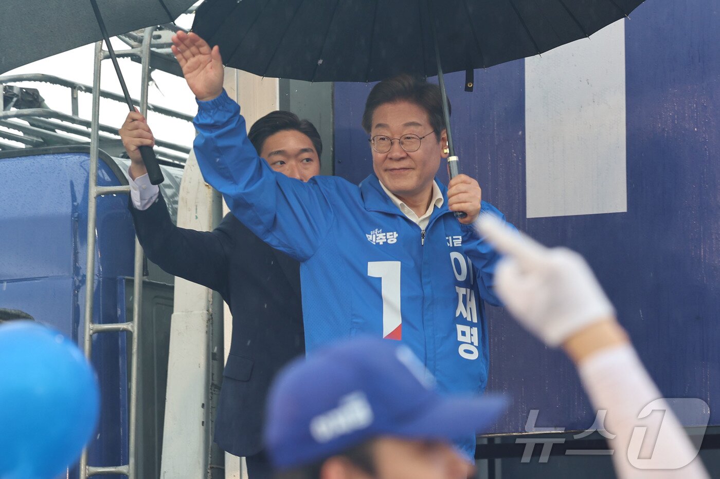 본문 이미지 - 이재명 더불어민주당 대통령 후보가 &#39;이순신 호국 벨트&#39; 유세차 15일 전남 광양시 전남드래곤즈구장 북문을 찾아 지지자들에게 인사하고 있다. &#40;공동취재&#41; 2025.5.15/뉴스1 ⓒ News1 안은나 기자