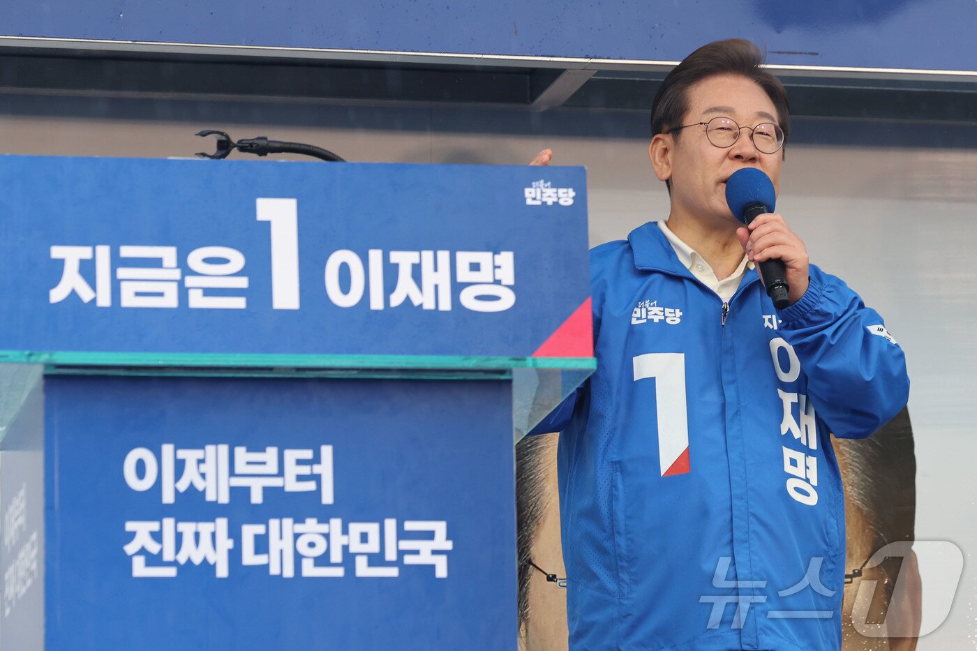 본문 이미지 - 이재명 더불어민주당 대통령 후보가 &#39;이순신 호국 벨트&#39; 유세차 15일 전남 광양시 전남드래곤즈구장 북문을 찾아 지지를 호소하고 있다. &#40;공동취재&#41; 2025.5.15/뉴스1 ⓒ News1 안은나 기자