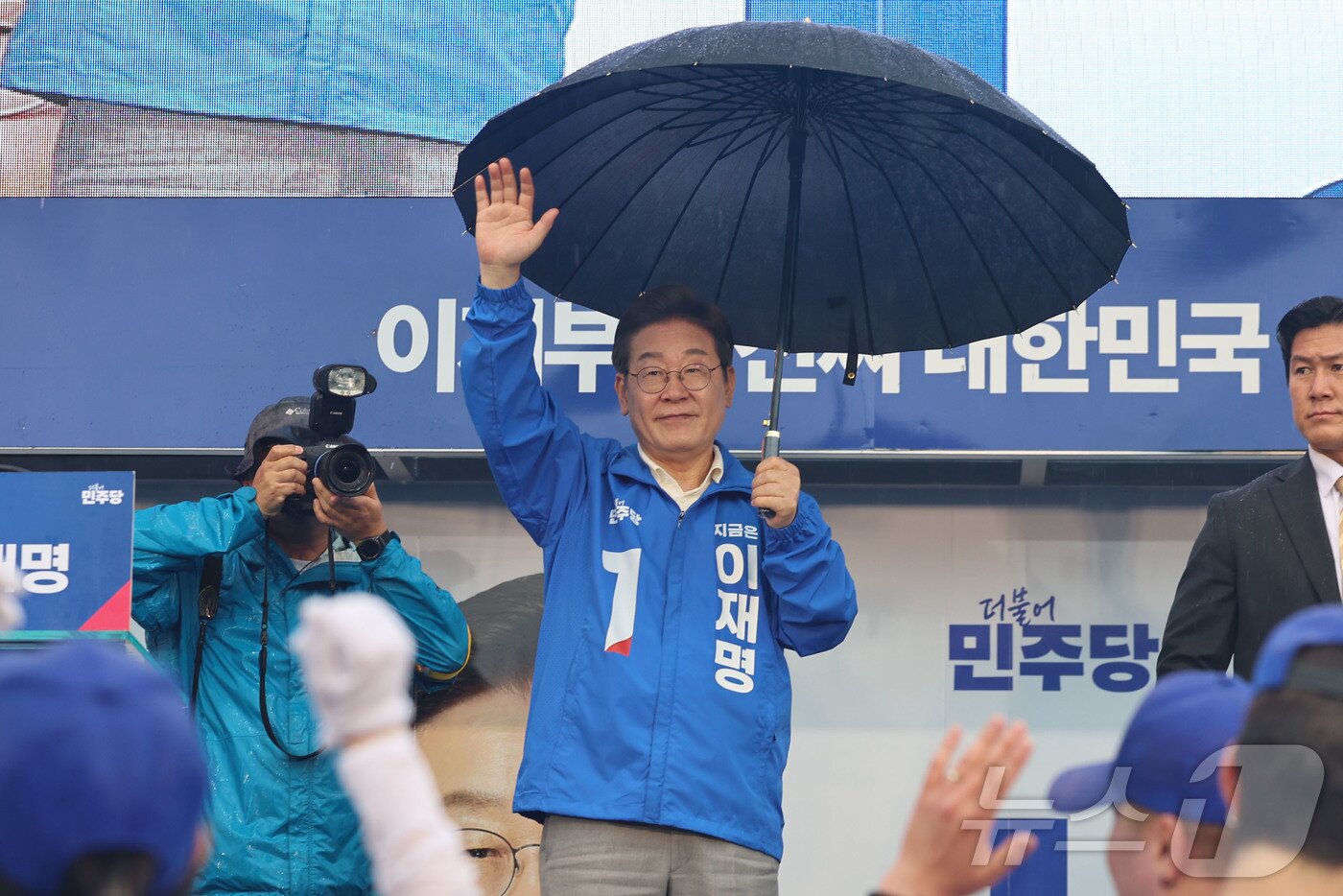 본문 이미지 - 이재명 더불어민주당 대통령 후보가 &#39;이순신 호국 벨트&#39; 유세차 15일 전남 광양시 전남드래곤즈구장 북문을 찾아 지지자들에게 인사하고 있다. &#40;공동취재&#41; 2025.5.15/뉴스1 ⓒ News1 안은나 기자