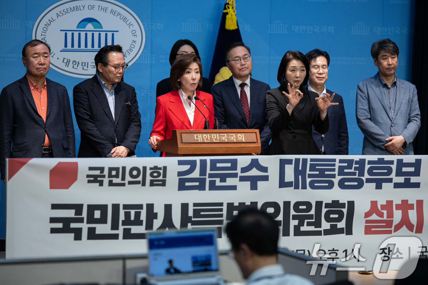 (서울=뉴스1) 이재명 기자 = 나경원 국민의힘 중앙선대위원장이 15일 오후 서울 여의도 국회 소통관에서 국민판사특별위원회 설치 기자회견을 하고 있다. 2025.5.15/뉴스1