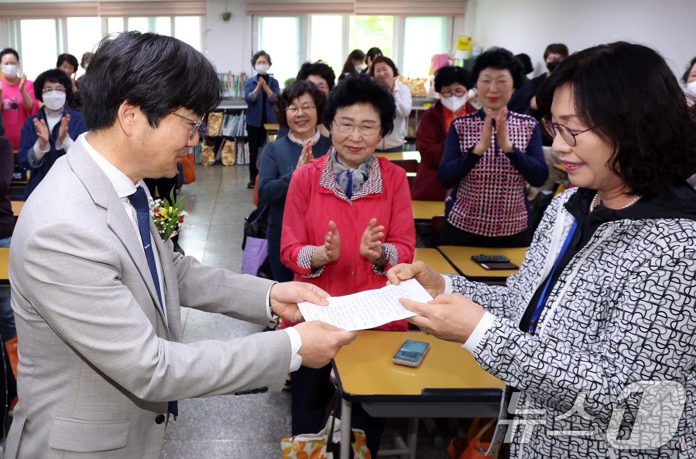 (서울=뉴스1) 김명섭 기자 = 스승의 날인 15일 서울 마포구 일성여자고등학교 1학년 2반에서 학생이 직접 쓴 감사편지를 고형구 담임선생님에게 전달하고 있다.일성여자중고등학교는 …