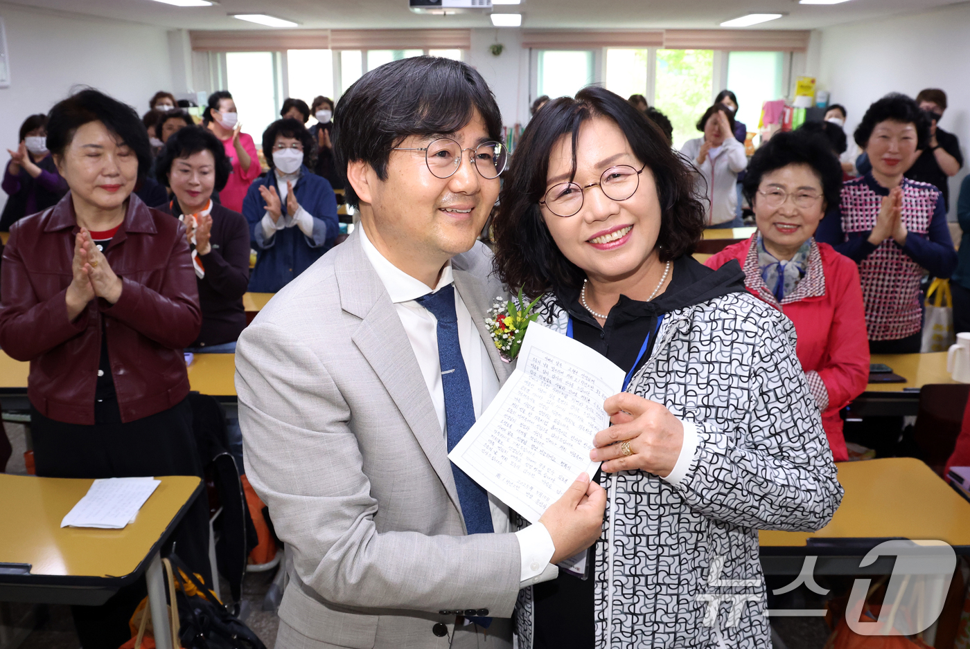 (서울=뉴스1) 김명섭 기자 = 스승의 날인 15일 서울 마포구 일성여자고등학교 1학년 2반에서 학생이 직접 쓴 감사편지를 고형구 담임선생님에게 전달하고 있다.일성여자중고등학교는 …