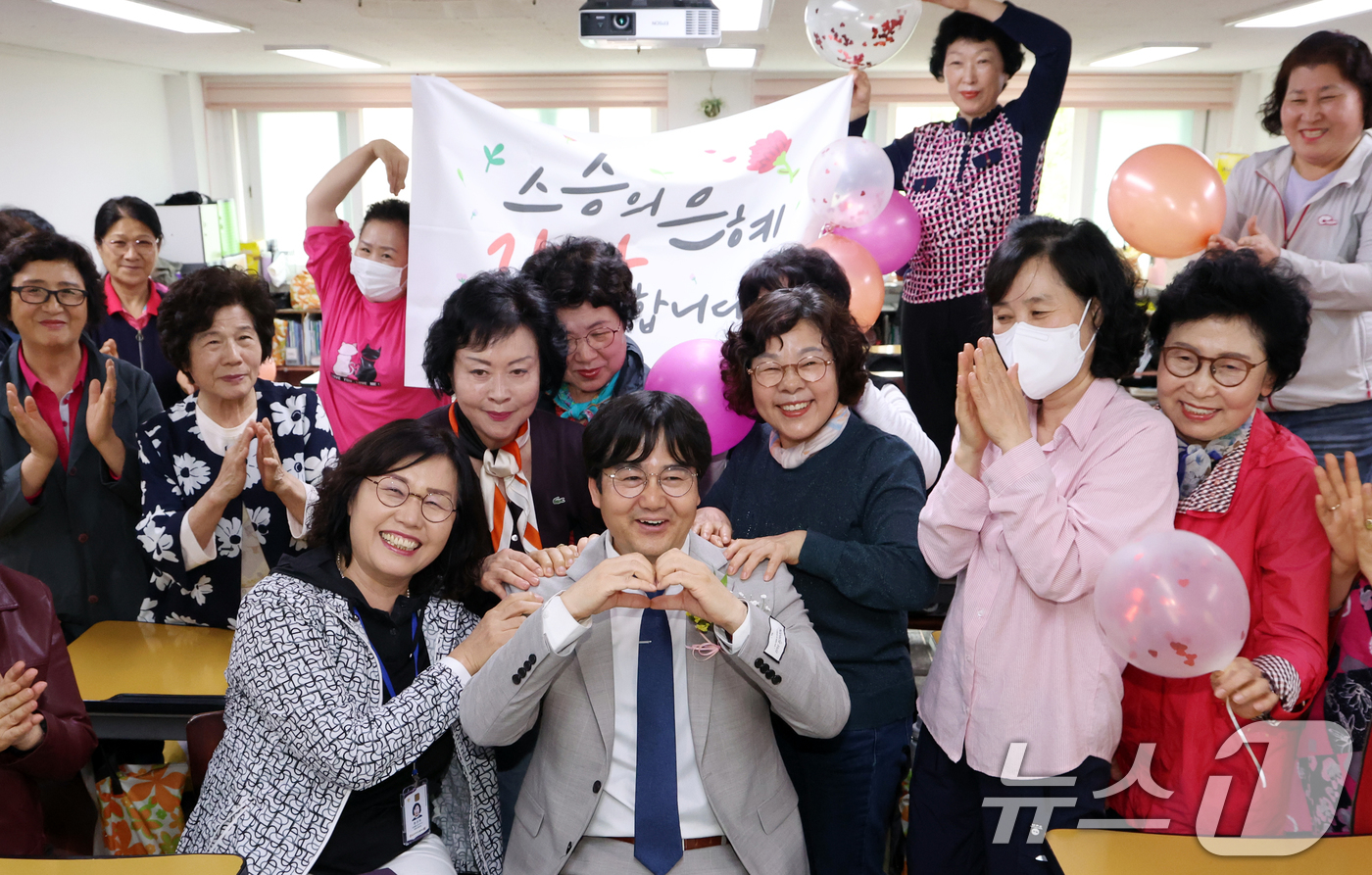 (서울=뉴스1) 김명섭 기자 = 스승의 날인 15일 서울 마포구 일성여자고등학교 1학년 2반 학생들이 고형구 담임선생님에게 감사의 표시로 안마를 하며 즐거운 시간을 보내고 있다.일 …