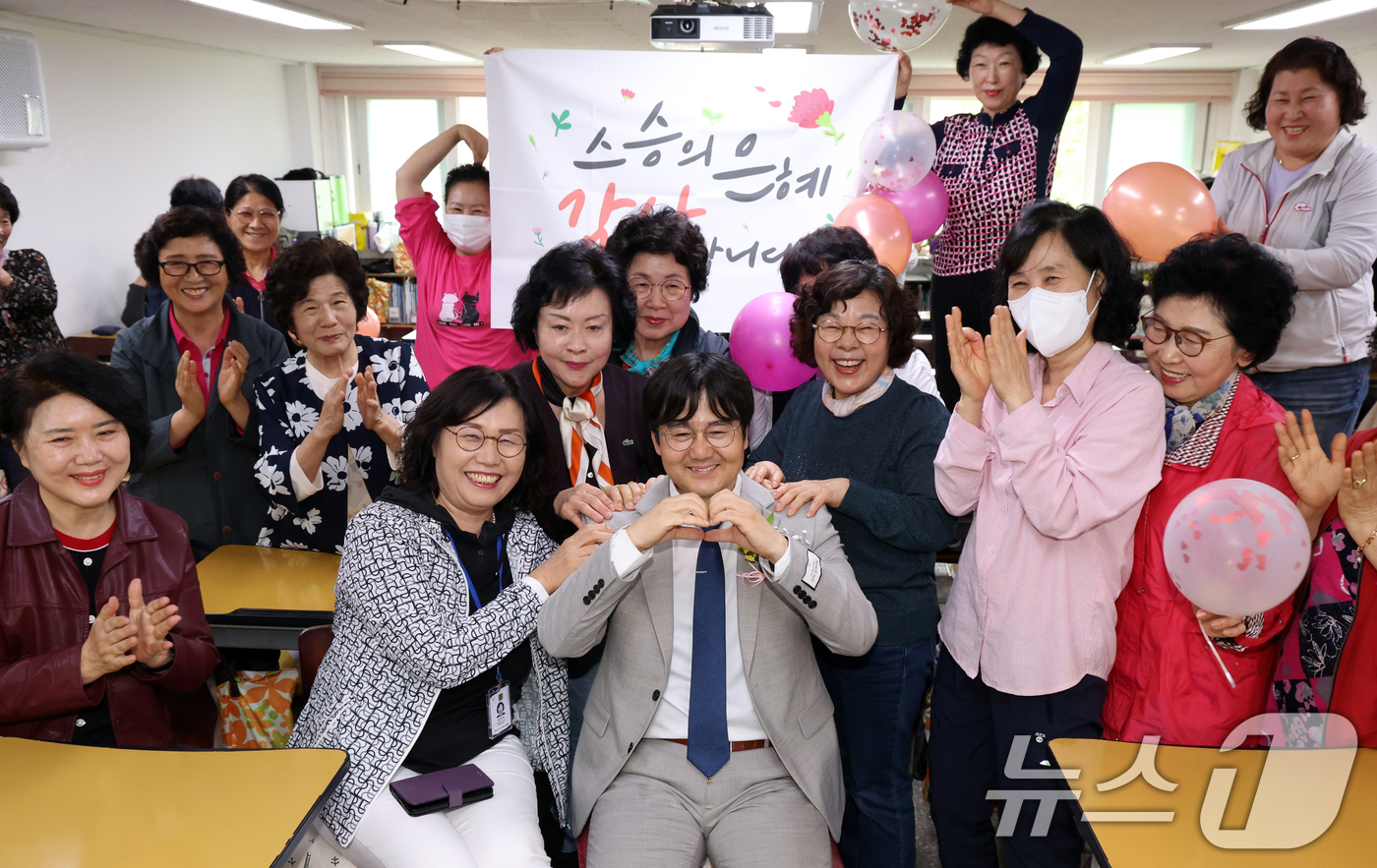 (서울=뉴스1) 김명섭 기자 = 스승의 날인 15일 서울 마포구 일성여자고등학교 1학년 2반 학생들이 고형구 담임선생님에게 감사의 표시로 안마를 하며 즐거운 시간을 보내고 있다.일 …