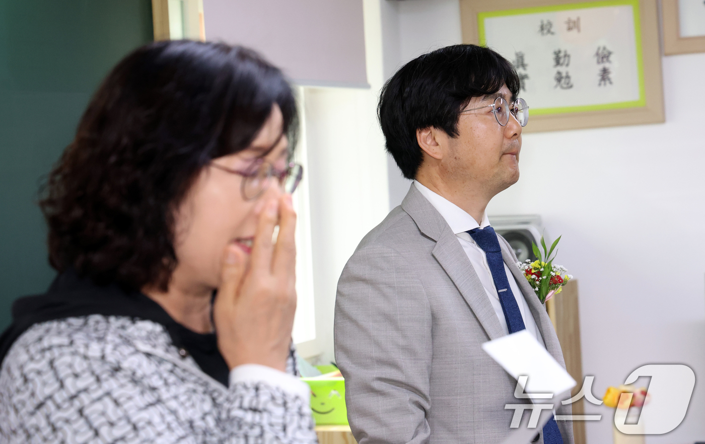 (서울=뉴스1) 김명섭 기자 = 스승의 날인 15일 서울 마포구 일성여자고등학교 1학년 2반에서 학생의 직접 쓴 감사편지 낭독에 고형구 담임선생님이 눈물을 참고 있다.일성여자중고등 …