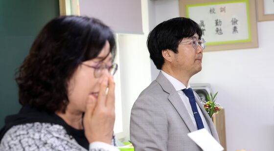눈물 참는 선생님, 눈물 훔치는 만학도