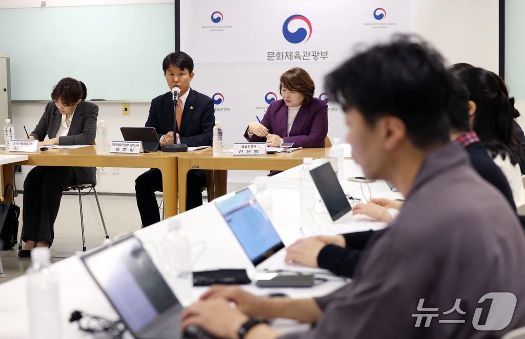 본문 이미지 - 용호성 문화체육관광부 1차관이 국립국악원장 재선임 절차와 국립예술단체장 인선 투명화 방안을 15일 서울 국립현대미술관에서 발표했다.