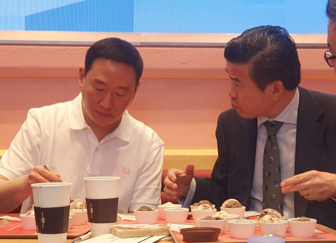 본문 이미지 - 허희수 SPC 부사장&#40;사진 왼쪽&#41;이 15일 서울 강남구 도산대로 배스킨라빈스 청담점에서 열린 미디어데이에서 새로운 메뉴를 직접 경험하고 있다. 2025.5.15/뉴스1 ⓒ News1 김명신 기자