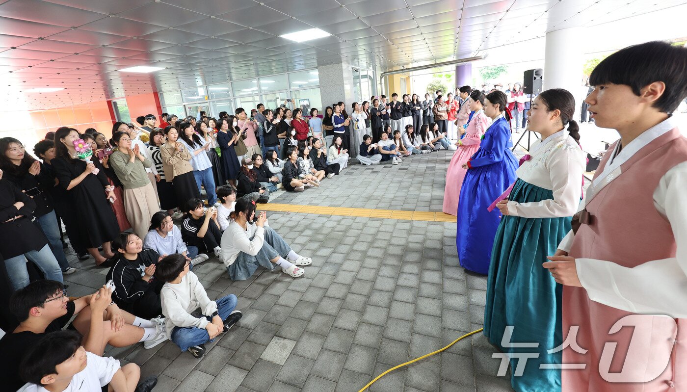 본문 이미지 - 스승의날을 맞은 15일 광주 북구 매곡동에 위치한 광주예술고에서 학생들이 선생님을 위한 공연을 하고 있다. 2025.5.15/뉴스1 ⓒ News1 박지현 기자