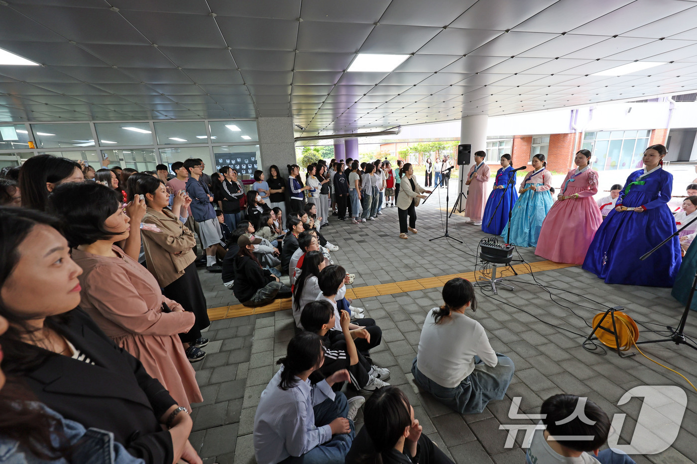 (광주=뉴스1) 박지현 기자 = 스승의날을 맞은 15일 광주 북구 매곡동에 위치한 광주예술고에서  교사들이 스승을 위해 준비한 학생들의 국악 공연을 기록하고 있다. 2025.5.1 …
