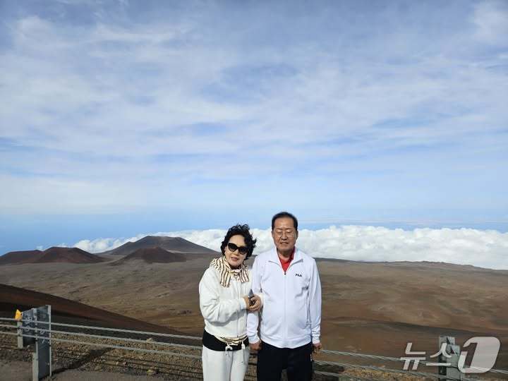 본문 이미지 -  홍준표 전 대구시장이 부인 이순삼 여사와 함께 15일 하와이 빅아일랜드 최고봉 마우나케아 정상에 오른 모습을 SNS에 소개했다. &#40;SNS  갈무리&#41; ⓒ 뉴스1 