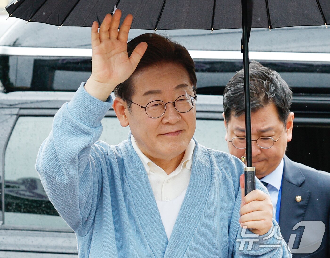본문 이미지 - 이재명 더불어민주당 대통령 후보가 15일 오전 유튜브 K-이니셔TV 케미폭발 &#39;동서화합&#39; 화개장터 라이브를 하기 위해 경남 하동군 화개장터 입구에 도착, 인사하고 있다. 2025.5.15/뉴스1 ⓒ News1 안은나 기자