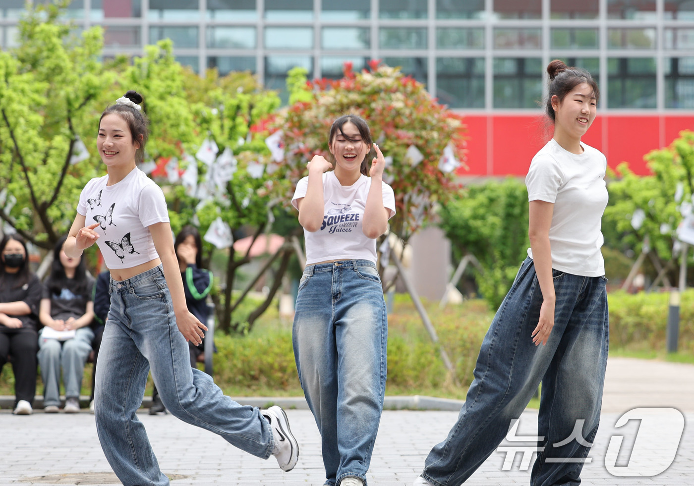 (광주=뉴스1) 박지현 기자 = 스승의날을 맞은 15일 광주 북구 매곡동에 위치한 광주예술고에서 학생들이 선생님을 위한 공연을 하고 있다. 2025.5.15/뉴스1