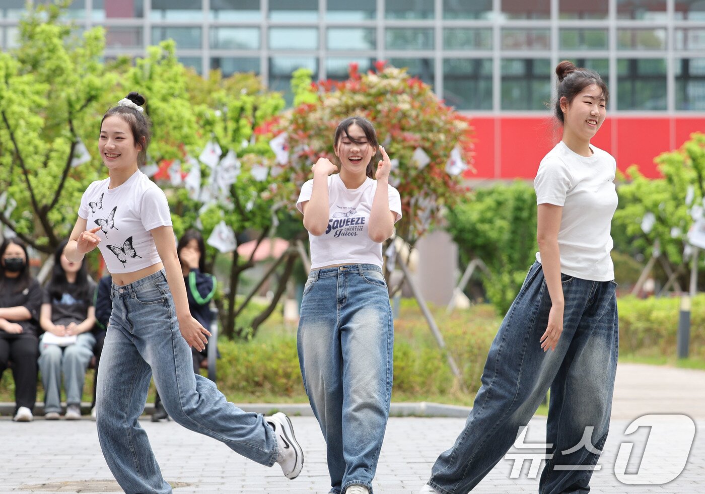 본문 이미지 - 스승의날을 맞은 15일 광주 북구 매곡동에 위치한 광주예술고에서 학생들이 선생님을 위한 공연을 하고 있다. 2025.5.15/뉴스1 ⓒ News1 박지현 기자