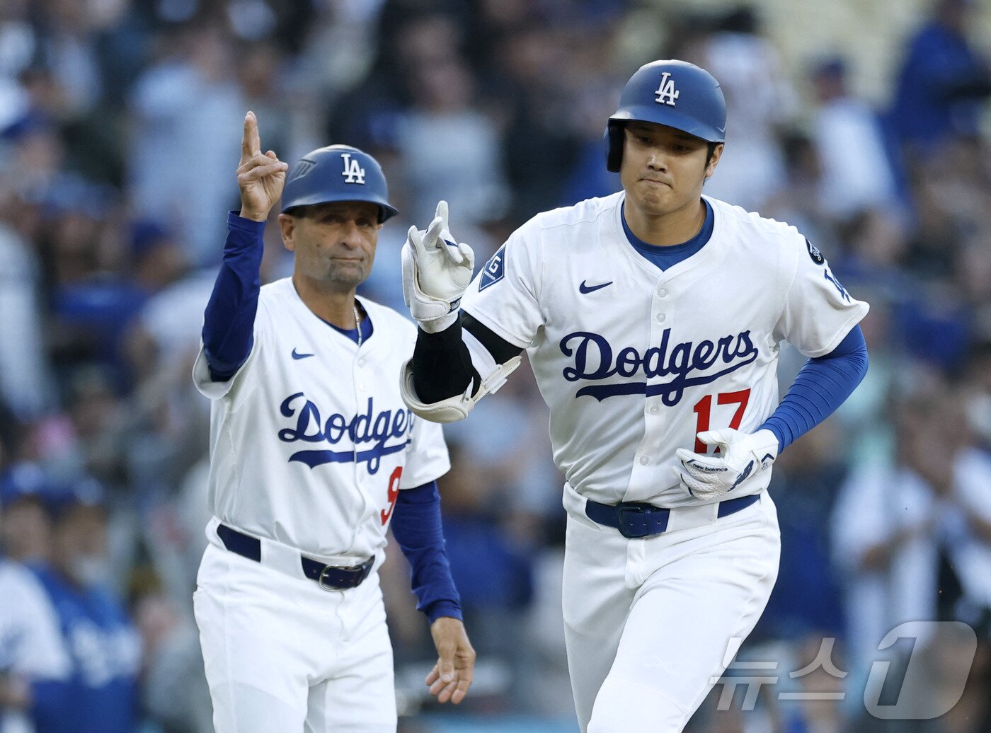 본문 이미지 -  오타니 쇼헤이는 15일(한국시간) 열린 2025 메이저리그 애슬레틱스전에서 시즌 13호 홈런 포함 2안타 1볼넷으로 활약하며 LA 다저스의 9-6 역전승을 이끌었다. ⓒ AFP=뉴스1