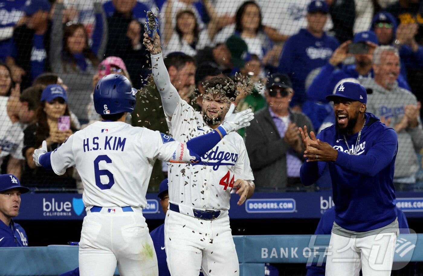 본문 이미지 - LA 다저스 김혜성(왼쪽)이 15일(한국시간) 열린 애슬레틱스와 홈 경기에서 메이저리그 데뷔 홈런을 터뜨린 뒤 동료들의 축하를 받고 있다. ⓒ 로이터=뉴스1