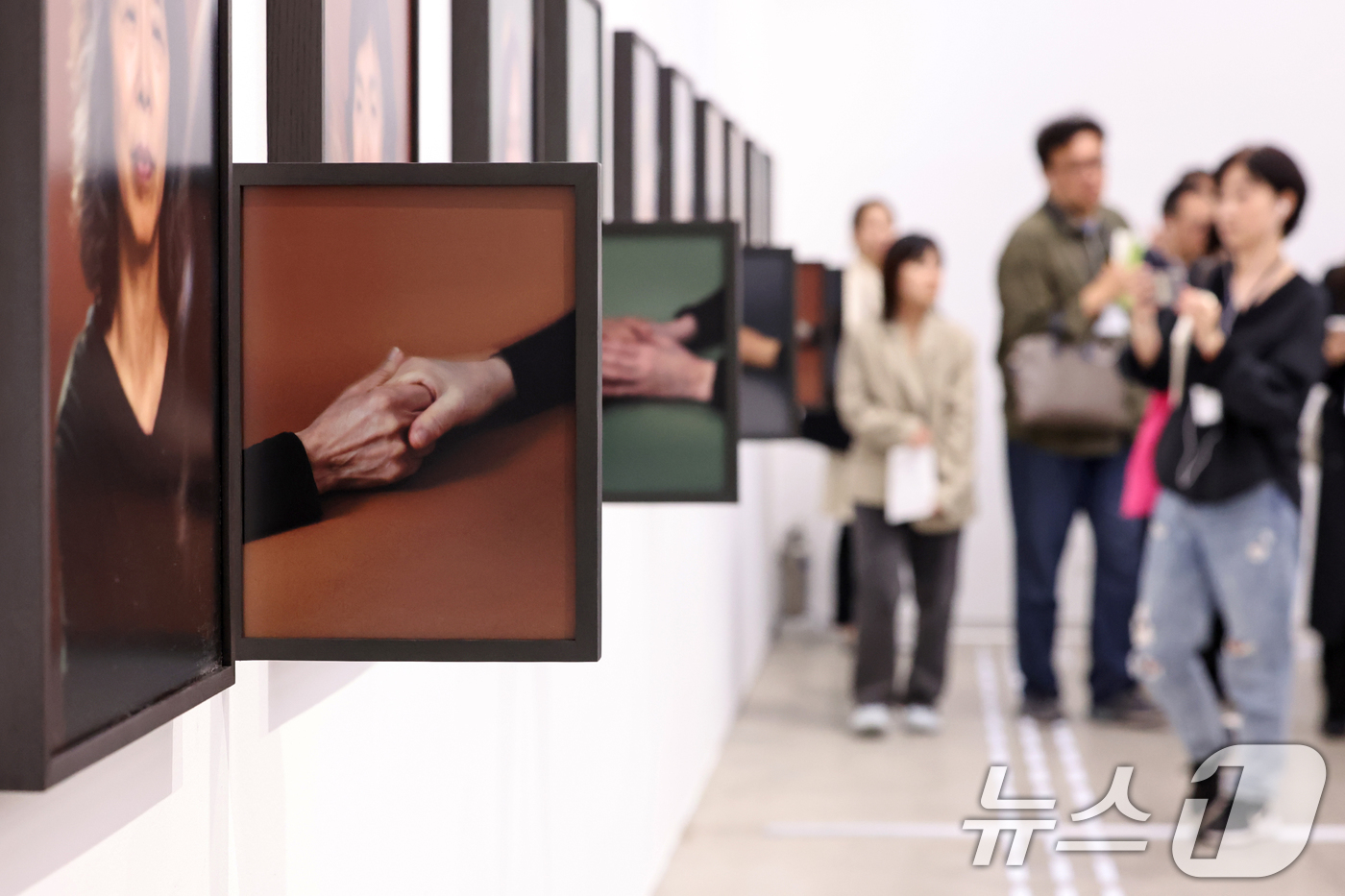 (서울=뉴스1) 민경석 기자 = 15일 서울 종로구 국립현대미술관에서 열린 '기울인 몸들: 서로의 취약함이 만날 때' 전시 언론공개회에서 취재진이 작품을 살펴보고 있다.오는 16일 …