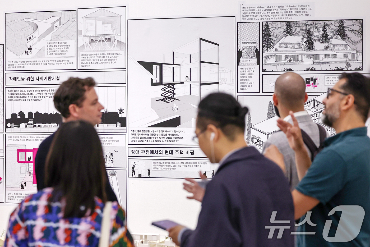 (서울=뉴스1) 민경석 기자 = 15일 서울 종로구 국립현대미술관에서 열린 '기울인 몸들: 서로의 취약함이 만날 때' 전시 언론공개회에서 취재진이 작품을 살펴보고 있다.오는 16일 …