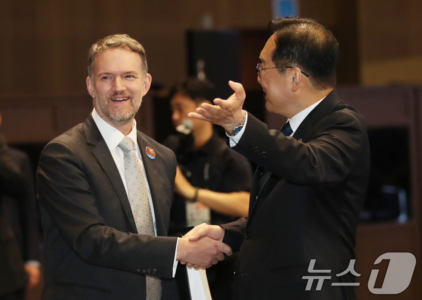 (서귀포=뉴스1) 오현지 기자 = 정인교 산업통상자원부 통상교섭본부장과 제이미슨 그리어 미국무역대표부(USTR) 대표가 15일 제주 서귀포시 제주국제컨벤션센터에서 열린 '2025 …