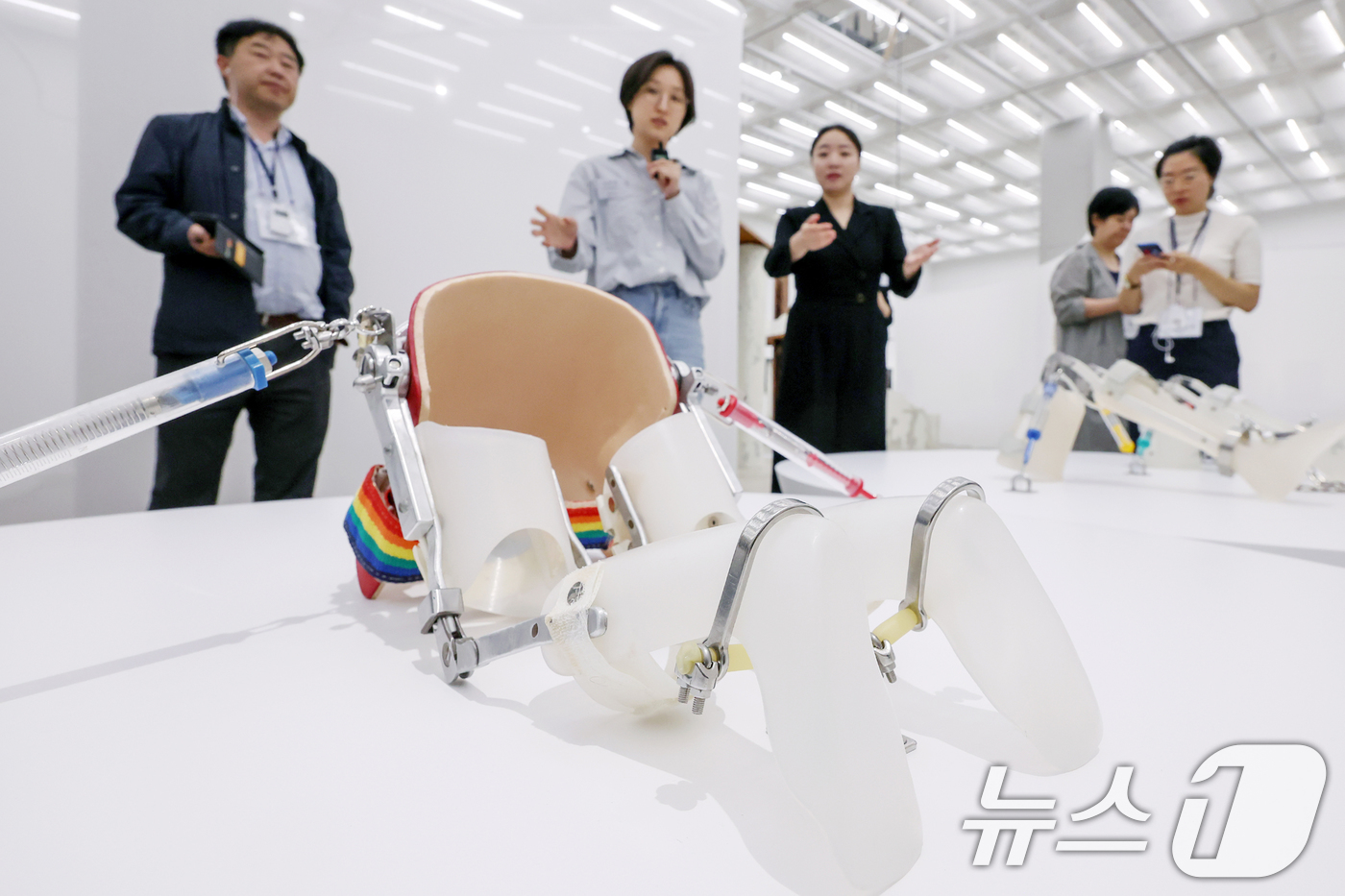 (서울=뉴스1) 민경석 기자 = 15일 서울 종로구 국립현대미술관에서 열린 '기울인 몸들: 서로의 취약함이 만날 때' 전시 언론공개회에서 취재진이 작품을 살펴보고 있다.오는 16일 …